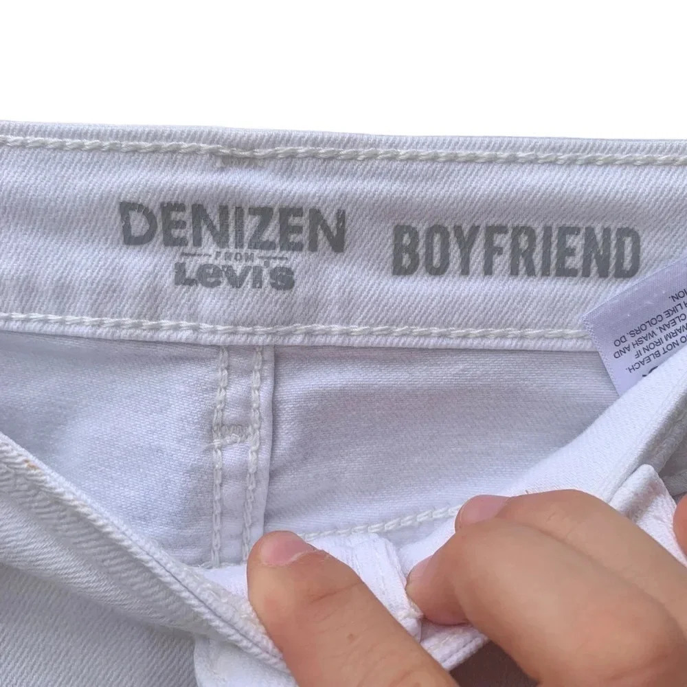 DENIZEN Levi's women's size 28 white cropped distressed jeans inseam 24" - Picture 2 of 3